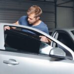 Jak skutecznie zabezpieczyć folię przyciemniającą przed blaknięciem i uszkodzeniami mechanicznymi?