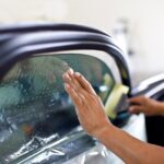 Wybór idealnej folii do przyciemniania szyb w samochodach elektrycznych – na co zwrócić uwagę?