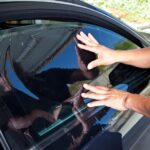 Przyciemnianie szyb a redukcja efektu oślepienia przez reflektory samochodowe – czy istnieje związek?