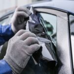 Techniki demontażu folii przyciemniających bez uszkodzenia szyb – kompleksowy przewodnik.